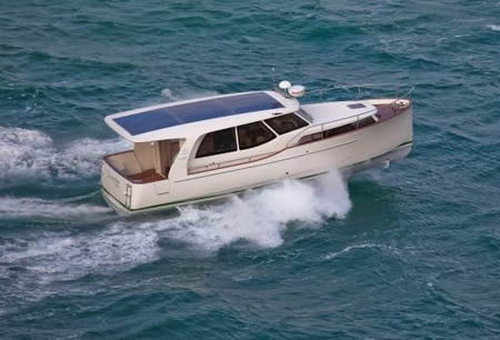 Моторная лодка Greenline 33 Hybrid